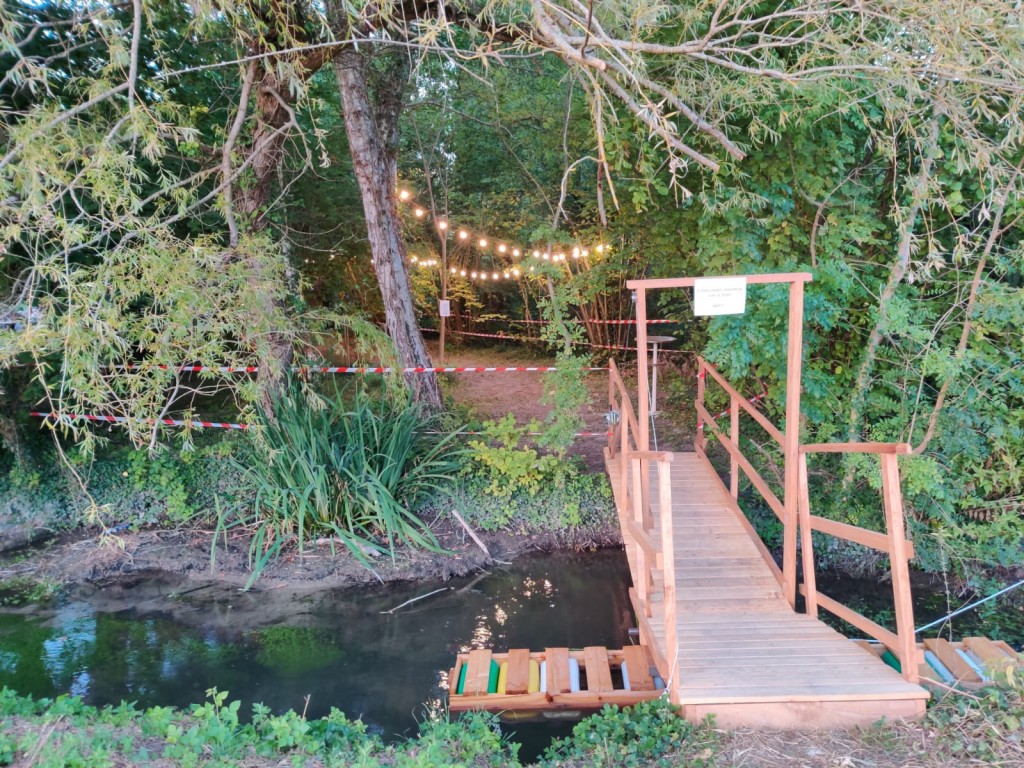 le pont levis pour accéder à la guinguette